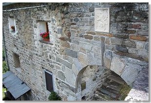 I resti del Castello Piperellum con lo stemma nobiliare (Foto di M.DeiCas).