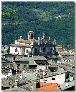Dal giardino si gode di un ottima visuale sulla vecchia Morbegno... (Foto di R.Moiola 2002).