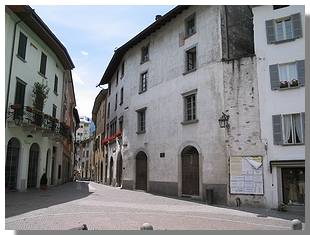 Palazzo Pestalozzi (sulla destra). Foto di M. Dei Cas