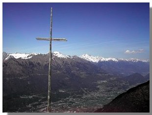 La croce dell'alpe Legnone e la bassa Valtellina. Foto di M. Dei Cas