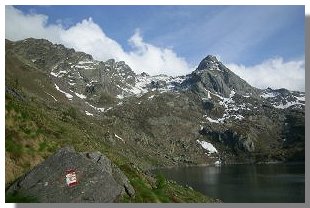Il lago di Pescegallo dominato dal monte Ponteranica. Foto di M. Dei Cas