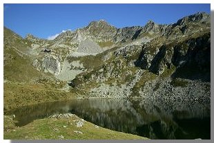 Il lago Grande e, sullo sfondo, il monte Cadelle. Foto di M. Dei Cas