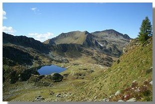 Il lago Grande, il passo di Tartano e la cima di Lemma visti salendo al passo dei Lupi. Foto di M. Dei Cas