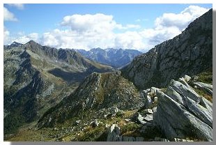 Il passo di Dordona visto scendendo dal passo dei Lupi. Foto di M. Dei Cas