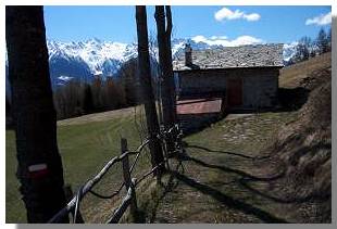 Una baita su un poggio panoramico che si incontra scendendo verso la valle di Bianzone. Foto di M. Dei Cas