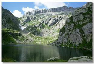 Uno dei laghetti della Valle di Spluga e sullo sfondo il Monte Spluga (foto M.Dei Cas)