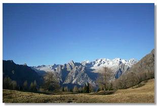 Dall'alpe Granda lo sguardo vola verso le cime della Valmasino, qui si notano i Pizzi del Ferro (foto M.Dei Cas)