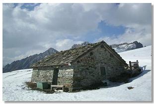 Il rifugio Scermendone, sempre aperto e non gestito (foto M.Dei Cas)