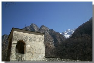 Cappelletta presso il cimitero di Codera. Foto di M. Dei Cas