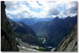 La Valle dell'Averta e la Val Codera viste dal passo Barbacan nord. Foto M. Dei Cas