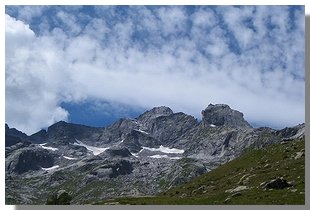Il pizzo Ligoncio e la punta della Sfinge, visti dal sentiero per il rifugio Omio (foto M.Dei Cas)