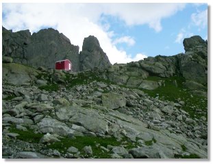 Il bivacco Manzi-Pirotta (foto M.Dei Cas)