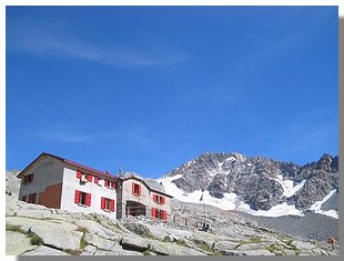 Il rifugio Ponti ed il monte Disgrazia (foto M.Dei Cas)