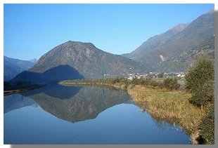 Il Culmine di Dazio si specchia nel fiume Adda, visto dal ponte di Sirta. Foto di M. Dei Cas