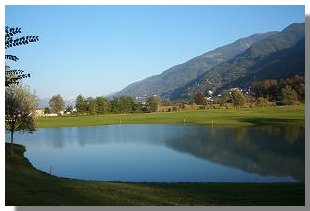 Il laghetto artificiale presso i campi di golf. Foto di M. Dei Cas