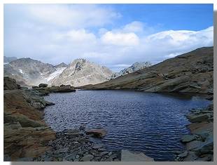 Piccolo specchio d'acqua sotto la forca d'Entova. Foto di M. Dei Cas
