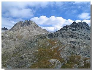 Le cime di Musella ed il monte delle Forbici visti scendendo dalla forca d'Entova. Foto di M. Dei Cas
