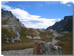 Pianoro al termine della discesa dalla forca d'Entova. Foto di M. Dei Cas