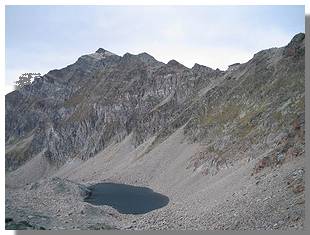 Il Sasso d'Entova ed il laghetto d'Entova visti dalla forca omonima. Foto di M. Dei Cas