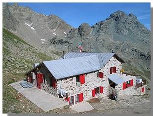 Il rifugio carate Brianza, sullo sfondo del Sasso Moro. Foto di M. Dei Cas