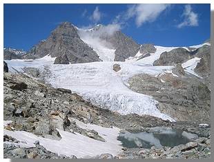 Il laghetto pi&ugrave; alto, nella discesa, sullo sfondo dei pizzi Argient e Zup&ograve;. Foto di M. Dei Cas
