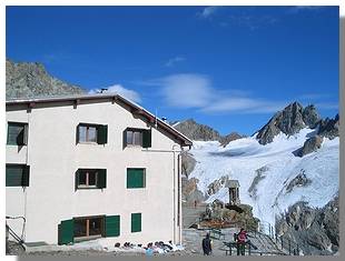 Il rifugio Marinelli, sullo sfondo della vedretta di Caspoggio. Foto di M. Dei Cas