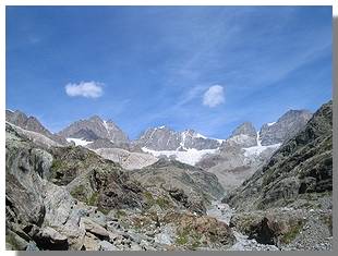 I pizzi Roseg, Scerscen e Bernina e la Cresta G&uuml;zza visti dal vallone di Scerscen. Foto di M. Dei Cas