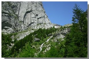 Sormontata la grande placca, ci avviamo verso il segmento mediano della valle. Foto M. Dei Cas