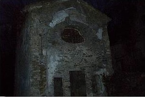 Le tenebre sembrano inghiottire il rudere della chiesetta di San Carlo. Foto di M.  Dei Cas