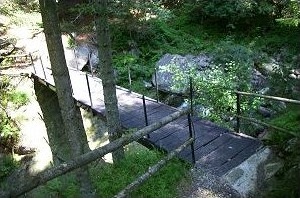 La luce del sole rende meno sinistro il ponte del diavolo. Foto M. Dei Cas