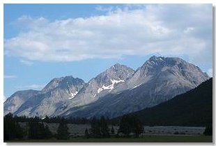Le cime di Plat&ograve;r viste dalla via Imperiale. Foto di M. Dei Cas