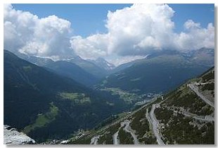 La strada che sale in val Fraele. Foto di M.Dei Cas