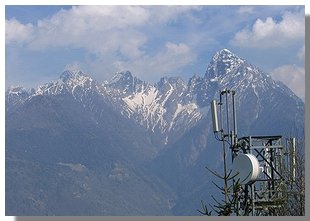 Ripetitore al dosso Cigolino, sullo sfondo del pizzo di Prata. Foto di M. Dei Cas