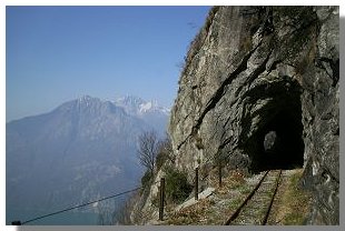L'uscita di una delle gallerie: ci stiamo approssimando alla val dei Ratti. Foto di M. Dei Cas