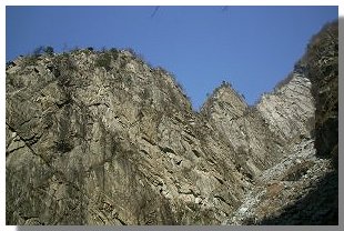Il tracciolino supera alcuni valloni, aspri e selvaggi. Foto di M. Dei Cas