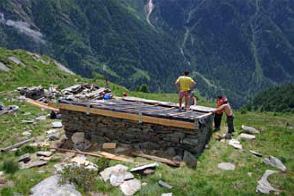 Durante la costruzione del bivacco nel 2008 (foto Beno) Durante la costruzione del bivacco nel 2008 (foto Beno)