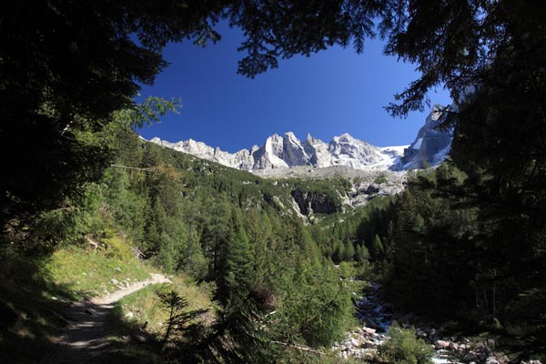La partenza del sentiero presso Laret in val Bondasca, sullo sfondo le Sciore (foto R.Moiola)