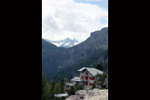 Il rifugio Zoia. Sullo sfondo il Monte Vazzeda (foto F.Battaglia)