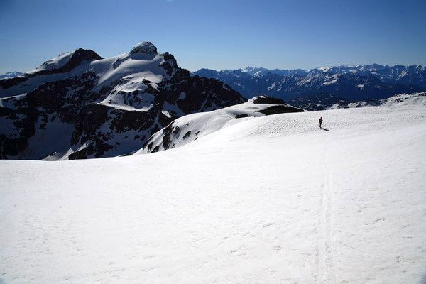 Nei pressi della cima d Saoseo,sullo sfondo la cima Viola (Foto R.Ganassa) Nei pressi della cima d Saoseo,sullo sfondo la cima Viola (Foto R.Ganassa)