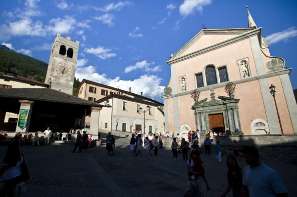 La Chiesa e la sua piazza (foto R. Moiola) La Chiesa e la sua piazza (foto R. Moiola)