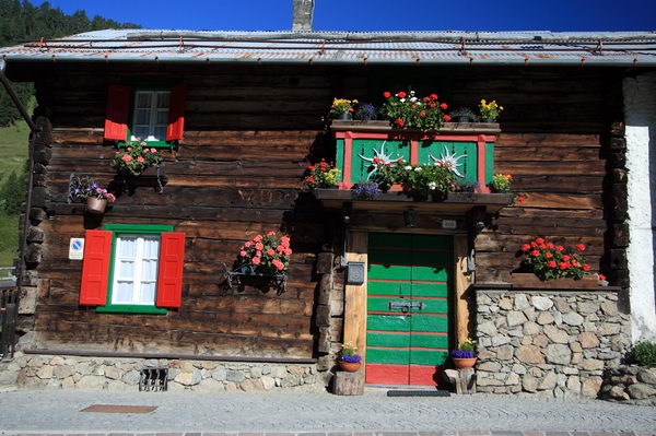 Tipica baita con balconi in fiore a Livigno (foto R. Moiola) Tipica baita con balconi in fiore a Livigno (foto R. Moiola)