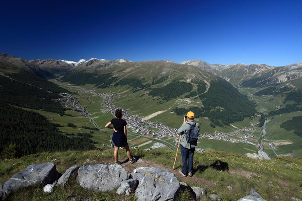 Escursionisti nella valle dello Spol (foto R. Moiola) Escursionisti nella valle dello Spol (foto R. Moiola)