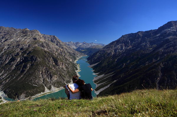 Il lago di Livigno visto dall'altro (foto R. Moiola) Il lago di Livigno visto dall'altro (foto R. Moiola)