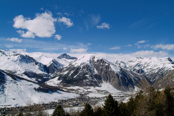Panoramica invernale su Livigno (foto R. Moiola) Panoramica invernale su Livigno (foto R. Moiola)